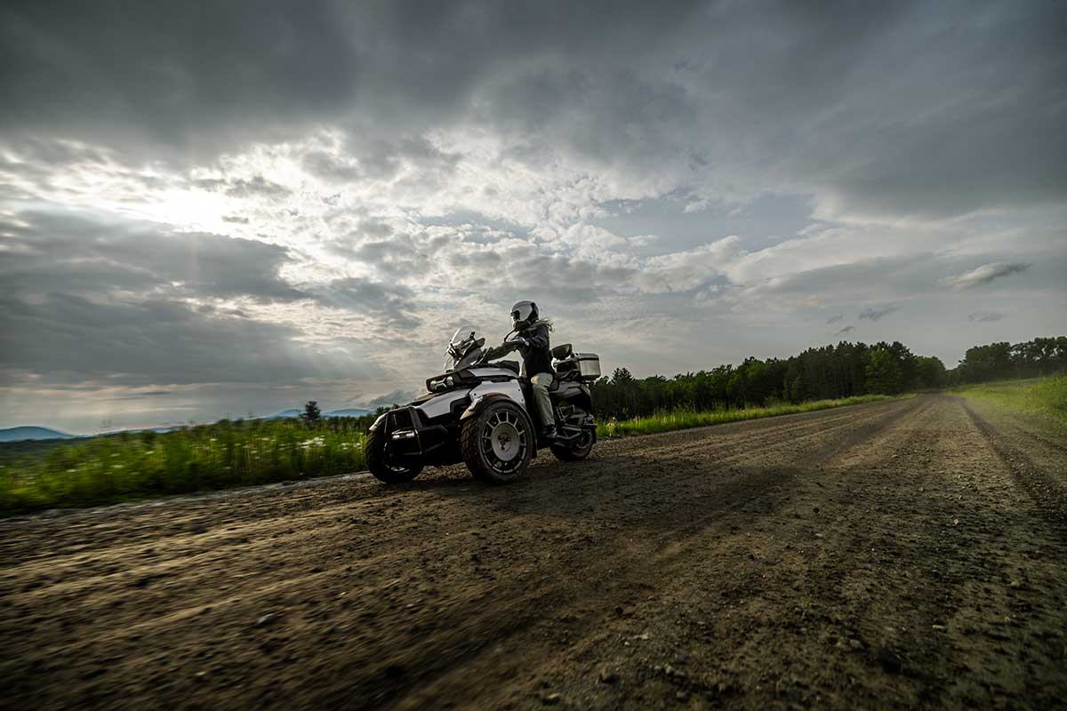 ONRD 3WV MY26 CANYON STD HyperSilver Action 003A4450 RGB